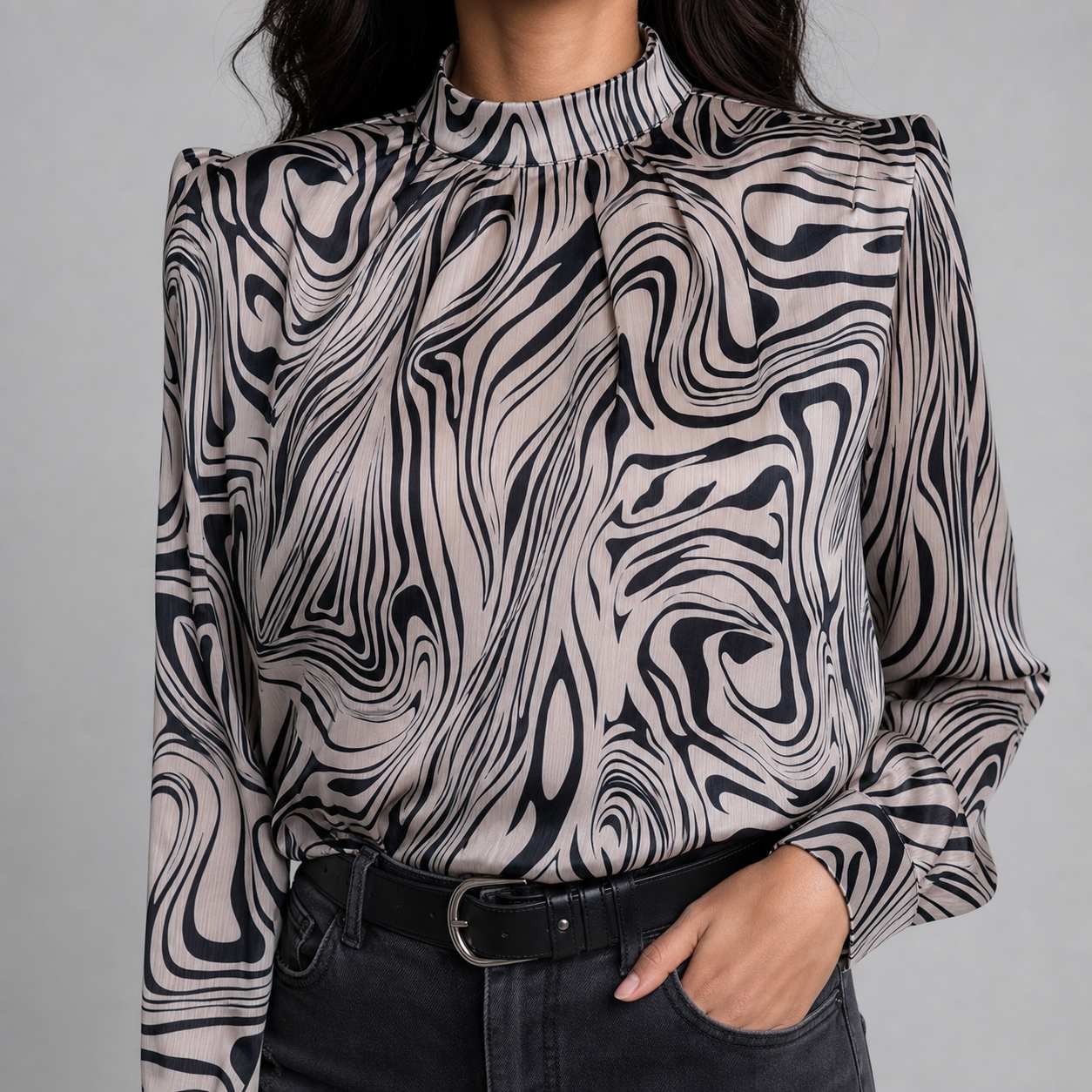 Blusa Satinada Estampada Negra para Mujer – Sateen 1591-1527 - Image 2