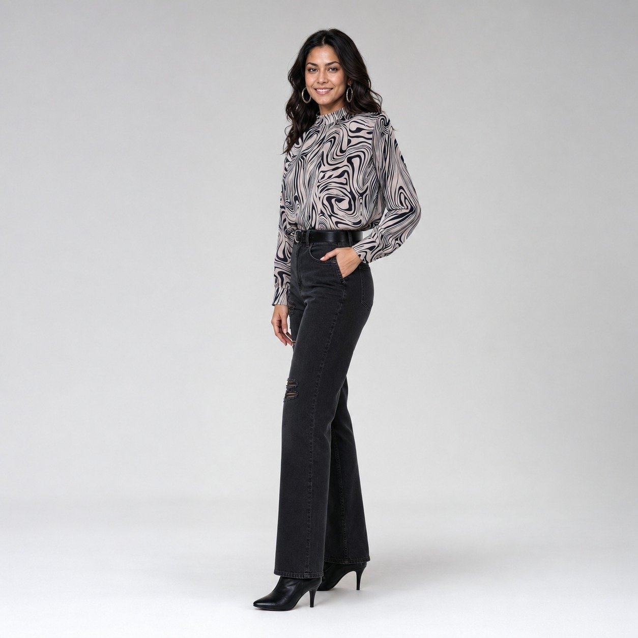 Blusa Satinada Estampada Negra para Mujer – Sateen 1591-1527 - Image 3
