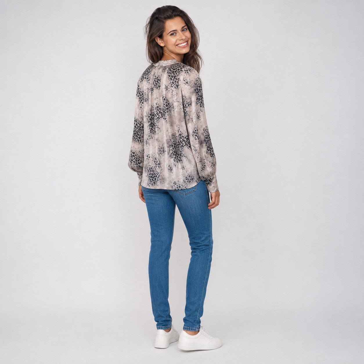 Blusa Satinada Estampada Gris para Mujer – Sateen 1592-2527 - Image 4